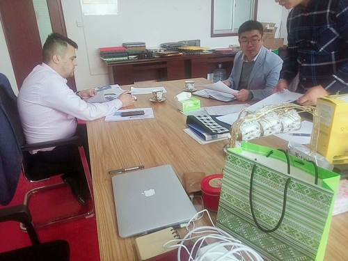 Latest company news about مشتریان اروپایی از کارخانه بازدید می کنند و مذاکره می کنند